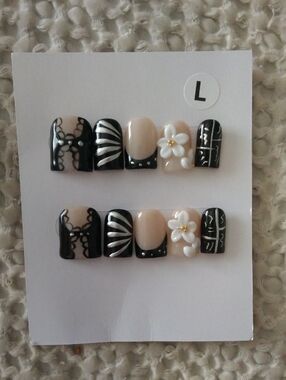 Black & Nude Baby Ducks Floral Size L Press-On Nail Set 💅